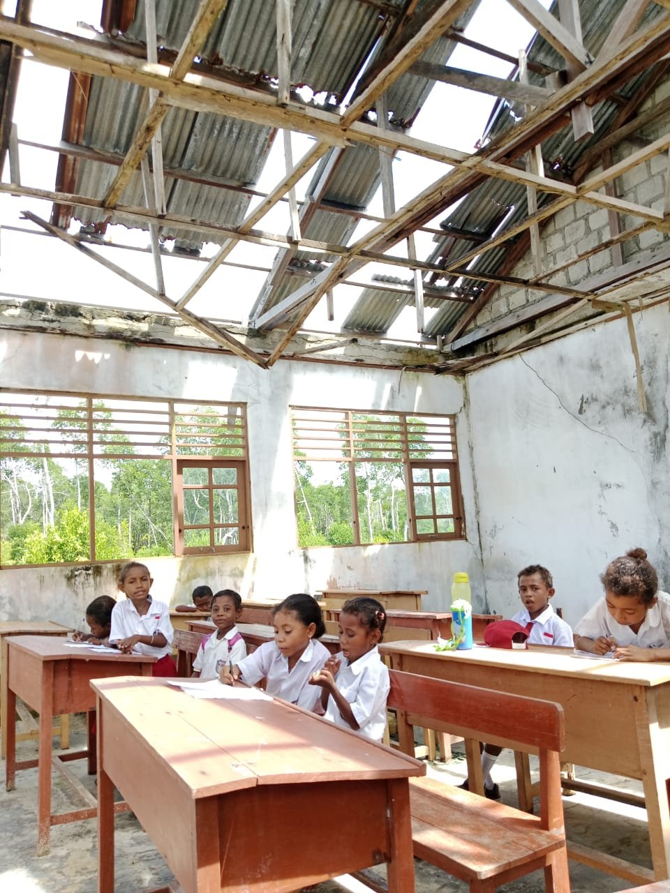 KET: Siswa-siswi SD 31 Satu Korano-Kepulauan Sembilan Raja Ampat belajar di ruang kelas dengan atap yang rusak parah/Foto: Narasumber