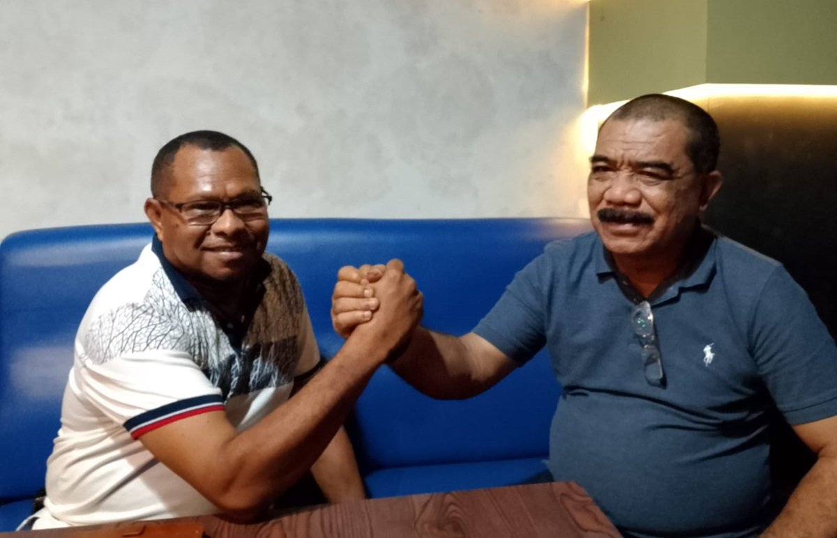 KET: Bupati dan Wakil Raja Ampat, Orideko I. Burdam, S.IP, MM, M.Ec.DEV (kiri) dan Drs. Mansyur Syahdan, M.Si (kanan) berkomitmen memajukan Raja Ampat dan menjejar kertinggalan dengan prinsip "kerja sambil berlari"/FT. dok. RajaAmpatNews