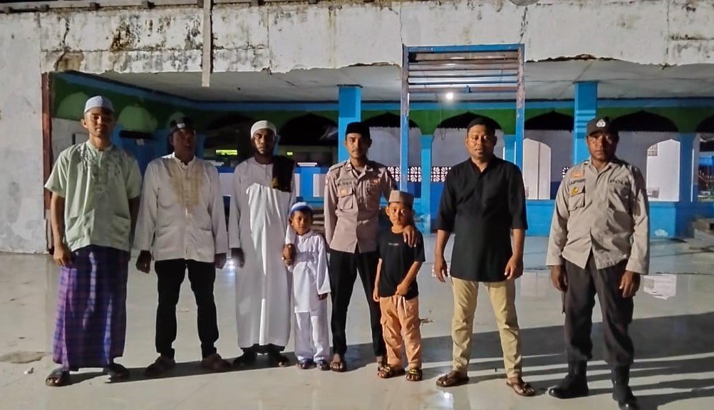 KET: Sejumlah Anggota Polsek Misool foto bersama umat muslm dalam kegiatan pengaman Sholat Tarawih di Kampung Waigama, Distrik Misool Utara, Jumat (28/2/2025)/Dok. Polsek Misool