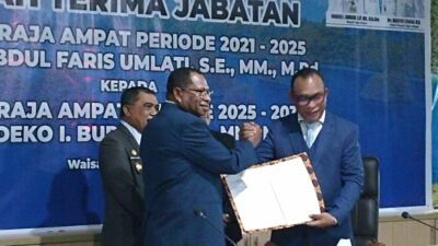 KET: Serahterima Jabatan Bupati Raja Ampat dari Abdul Faris Umlati, selaku bupati 2016-2024 ke Bupati Periode 2025-2030, Orideko Iriano Burdam yang berlangsung di Aula Wayag, Kantor Bupati Raja Ampat, Rabu (5/3/2025)/FT. Derek Mambrasar