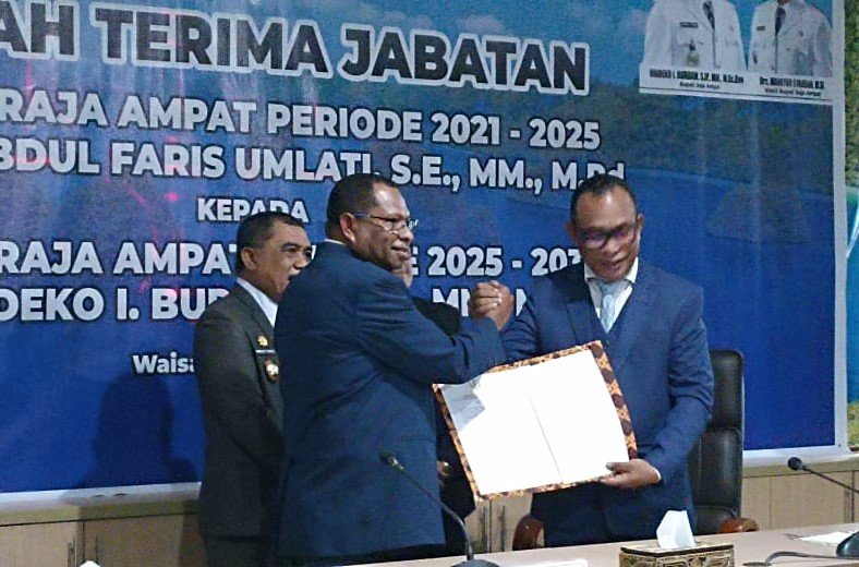 KET: Serahterima Jabatan Bupati Raja Ampat dari Abdul Faris Umlati, selaku bupati 2016-2024 ke Bupati Periode 2025-2030, Orideko Iriano Burdam yang berlangsung di Aula Wayag, Kantor Bupati Raja Ampat, Rabu (5/3/2025)/FT. Derek Mambrasar