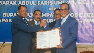 KET: Bupati Raja Ampat periode 2016-2024, Abdul Faris Umlati (kanan) menyerahkan dokumen berita acara penyerahan ke Bupati periode 2025-2030, Orideko I. Burdam dalam acara sertijab di Aula Wayag Kantor Bupati Raja Ampat, Rabu, (5/3/2025) FT. FB Diskominfo Raja Ampat