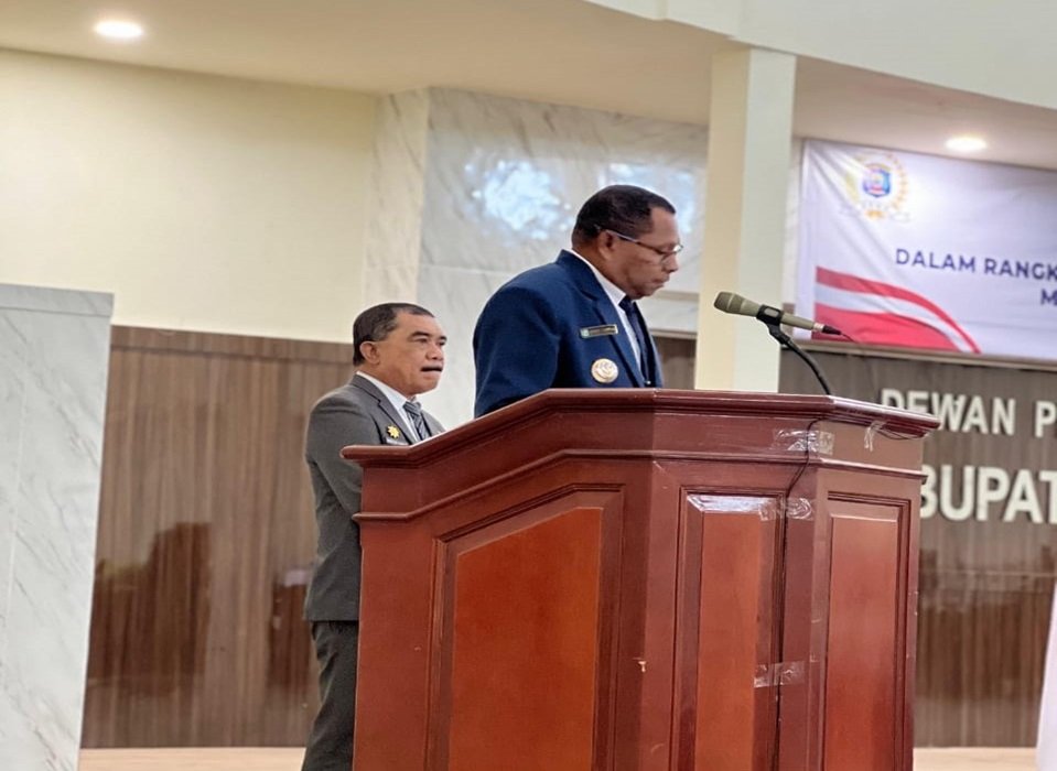 KET: Bupati Raja Ampat, Orideko I. Burdam, S.IP, MM,M.Ec.Dev didampingi Wakil Bupati, Drs. Mansyur Syahdan, M.Si memaparkan visi pembangunan Raja Ampat 2025-2023 di sidang Paripurna DPRK Raja Ampat, Kamis (6/3/2025)/FT.Derek Mambrasar