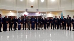 KET: Bupati dan Wakil Bupati Raja Ampat, Orideko I Burdam dan Mansyur Syahdan foto bersama pimpinan dan anggota DPRK Raja Ampat berserta Forkompimda usai sidang paripurna, Rabu (6/3/2025)/FT. Diskominfo R4