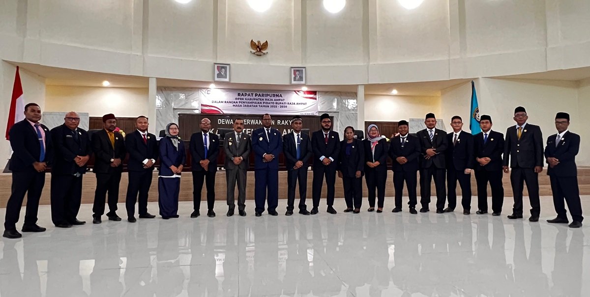 KET: Bupati dan Wakil Bupati Raja Ampat, Orideko I Burdam dan Mansyur Syahdan foto bersama pimpinan dan anggota DPRK Raja Ampat berserta Forkompimda usai sidang paripurna, Rabu (6/3/2025)/FT. Diskominfo R4