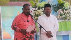 KET: Gubernur dan Wakil Gubernur Papua Barat Data, Elisa Kambu dan Ahmad Nausrau saat memberikan sambutan pada acara buka puasa bersama dengan ASN dan Masyarakat Raja Ampat, Sabtu (8/3/2025)