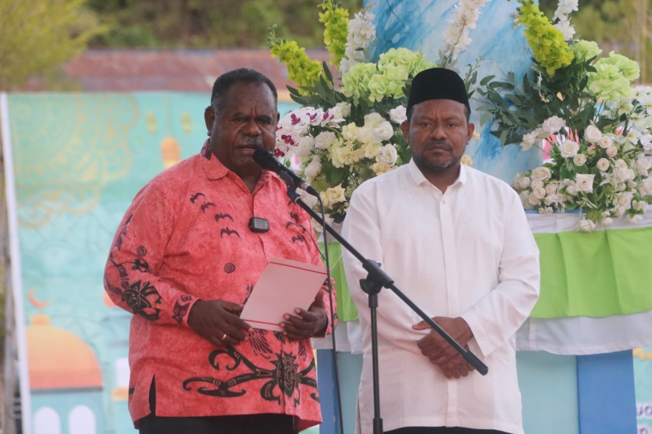 KET: Gubernur dan Wakil Gubernur Papua Barat Data, Elisa Kambu dan Ahmad Nausrau saat memberikan sambutan pada acara buka puasa bersama dengan ASN dan Masyarakat Raja Ampat, Sabtu (8/3/2025)