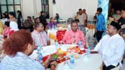 KET: Gubernur Papua Barat Daya, Elisa Kambu (tengah) didamping Bupati Raja Ampat, Orideko I Budam (kiri) dan Wakil Gubernur Papua Barat Daya, Ahmad Nausrau (kanan) berbuka puasa bersama umat muslim di Kabupaten Raja Ampat. Ini juga menjadi kunjungan perdana gubernur dan wakil gubernur Papua Barat Daya usai dilantik Presiden, 20 Februari 2025 lalu/FT. Dony Kumuai