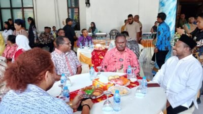 KET: Gubernur Papua Barat Daya, Elisa Kambu (tengah) didamping Bupati Raja Ampat, Orideko I Budam (kiri) dan Wakil Gubernur Papua Barat Daya, Ahmad Nausrau (kanan) berbuka puasa bersama umat muslim di Kabupaten Raja Ampat. Ini juga menjadi kunjungan perdana gubernur dan wakil gubernur Papua Barat Daya usai dilantik Presiden, 20 Februari 2025 lalu/FT. Dony Kumuai