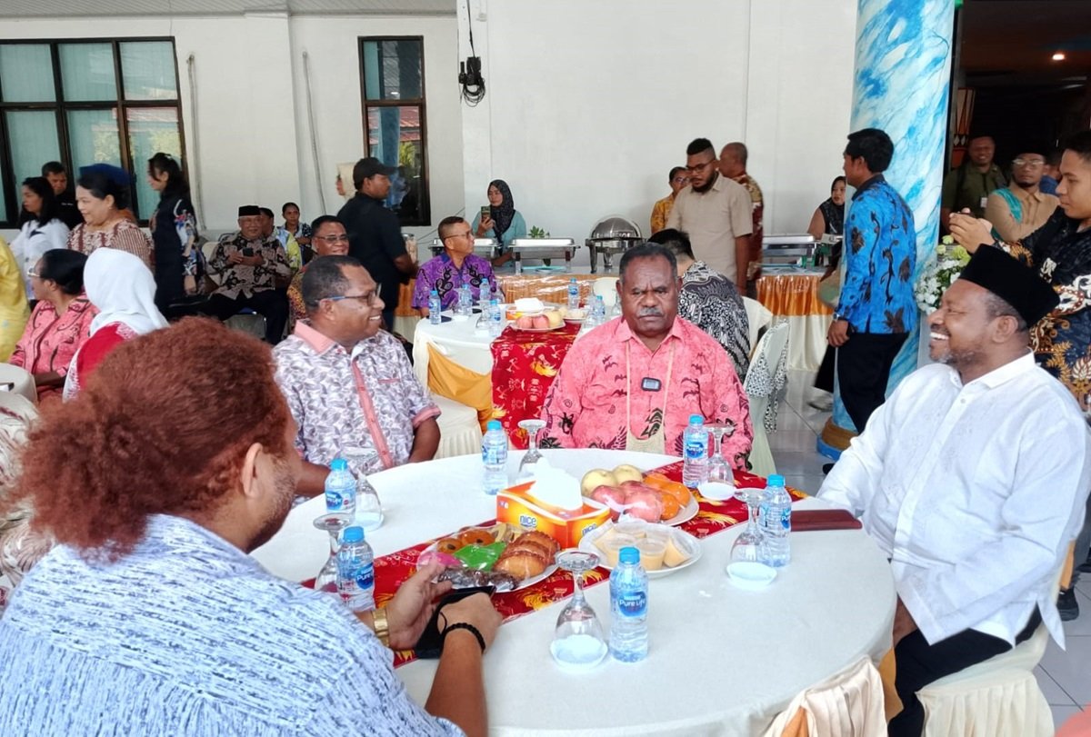 KET: Gubernur Papua Barat Daya, Elisa Kambu (tengah) didamping Bupati Raja Ampat, Orideko I Budam (kiri) dan Wakil Gubernur Papua Barat Daya, Ahmad Nausrau (kanan) berbuka puasa bersama umat muslim di Kabupaten Raja Ampat. Ini juga menjadi kunjungan perdana gubernur dan wakil gubernur Papua Barat Daya usai dilantik Presiden, 20 Februari 2025 lalu/FT. Dony Kumuai