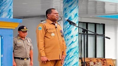 KET: Bupati Raja Ampat, Orideko I. Burdam, S.IP,MM.M.Ec.Dev memimpin apel perdana bersama ASN usai dilantik sebagai Bupati Raja Ampat, Senin (10/3/2025)/FT. Derek M