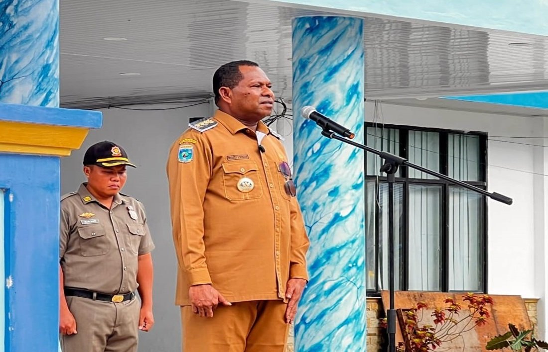 KET: Bupati Raja Ampat, Orideko I. Burdam, S.IP,MM.M.Ec.Dev memimpin apel perdana bersama ASN usai dilantik sebagai Bupati Raja Ampat, Senin (10/3/2025)/FT. Derek M