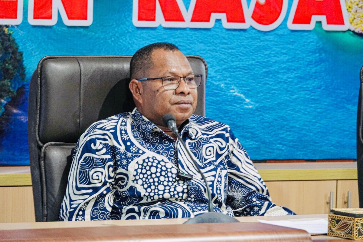 KET: Bupati Raja Ampat, Orideko Iriano Burdam, S.IP, MM, M.Ec.Dev saat berdialog eklusif dengan RRI Sorong di Aula Wayag, Kantor BUpati Raja Ampat, Kamis (13/3/2025)/Dok.Kominfo Raja Ampat