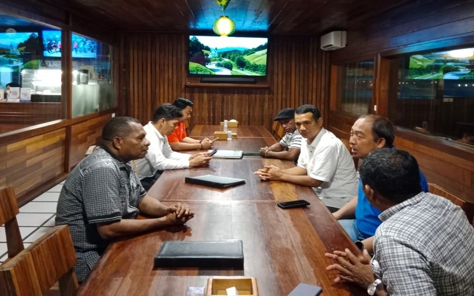 KET: Bupati Raja Ampat, Orideko I. Burdam (kiri) bertemu ASDP Sorong bahas langkah strategis pembangunan transportasi laut di Raja Ampat/Foto: RajaAmpatNews