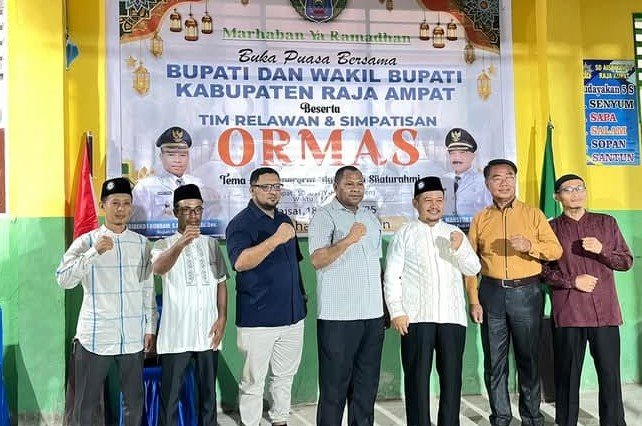 KET: Bupati Raja Ampat, Orideko I. Burdam foto bersama tokoh umat muslim di acara buka puasa bersama di Kelurahan Warmasen-Distrik Kota Waisai-Raja Ampat, Selasa (18/3/2025)/Foto: Derek M