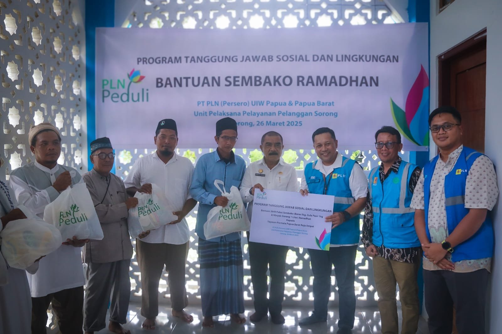 KET: Penyerahan paket sembako oleh PLN Sorong untuk masyarakat Raja Ampat disaksikan Wakil Bupati Raja Ampat, Drs. Mansyur Syahdan, M.I/Foto: Varoq Husain