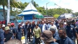 Tiba di Pelabuhan Rakyat, Bupati dan Wakil Bupati Terpilih Raja Ampat Disambut Sorak-Sorai dan Tangisan Warga