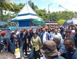 Tiba di Pelabuhan Rakyat, Bupati dan Wakil Bupati Terpilih Raja Ampat Disambut Sorak-Sorai dan Tangisan Warga