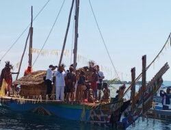 Bupati dan Wakil Bupati Raja Ampat Terpilih, ORMAS, Disambut Prosesi Adat di Perairan Saonek Mondey, Cerminkan Budaya Raja Ampat