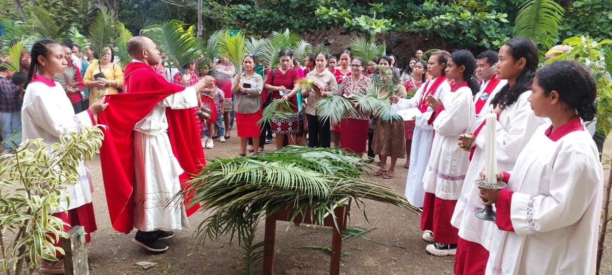 KET: Ibadah pemberkatan daun Palma oleh Romo Martin Hombahomba,pr/Sumber foto: Komsos Gereja Katolik Waisai