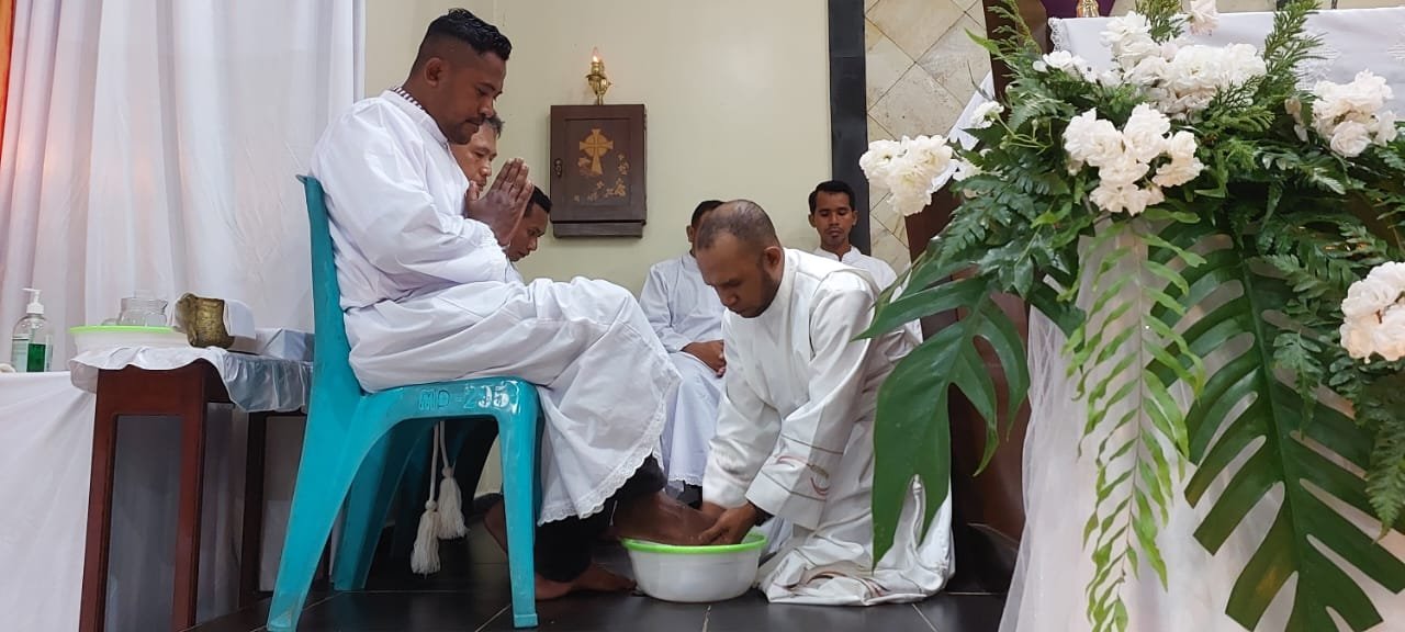 KET: Upacara pembasuhan kaki pada perayaan Kamis Putih di Gereja Katolik Stasi Sta. Maria Mater Dei-Raja Ampat, Kamis (17/4/2025)/Sumber foto: Dok. Gereja katolik Raja Ampat
