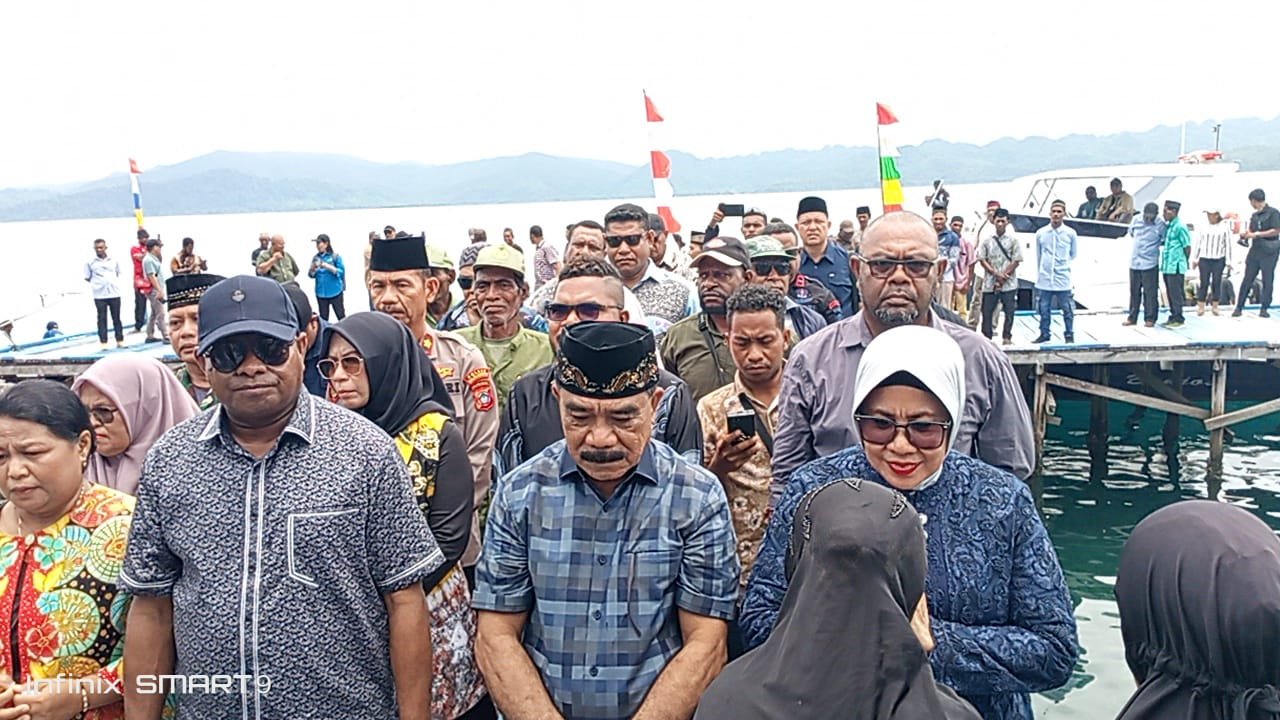 KET: Penyambutan Bupati dan Wakil Bupati Raja Ampat di Kampung Bianci, Distrik Waigeo Barat Kepulauan dalam rangka Halal Bihal Idul Fitri 1 Syawal 1446 Hijriah/Foto: Derek Mambrasar
