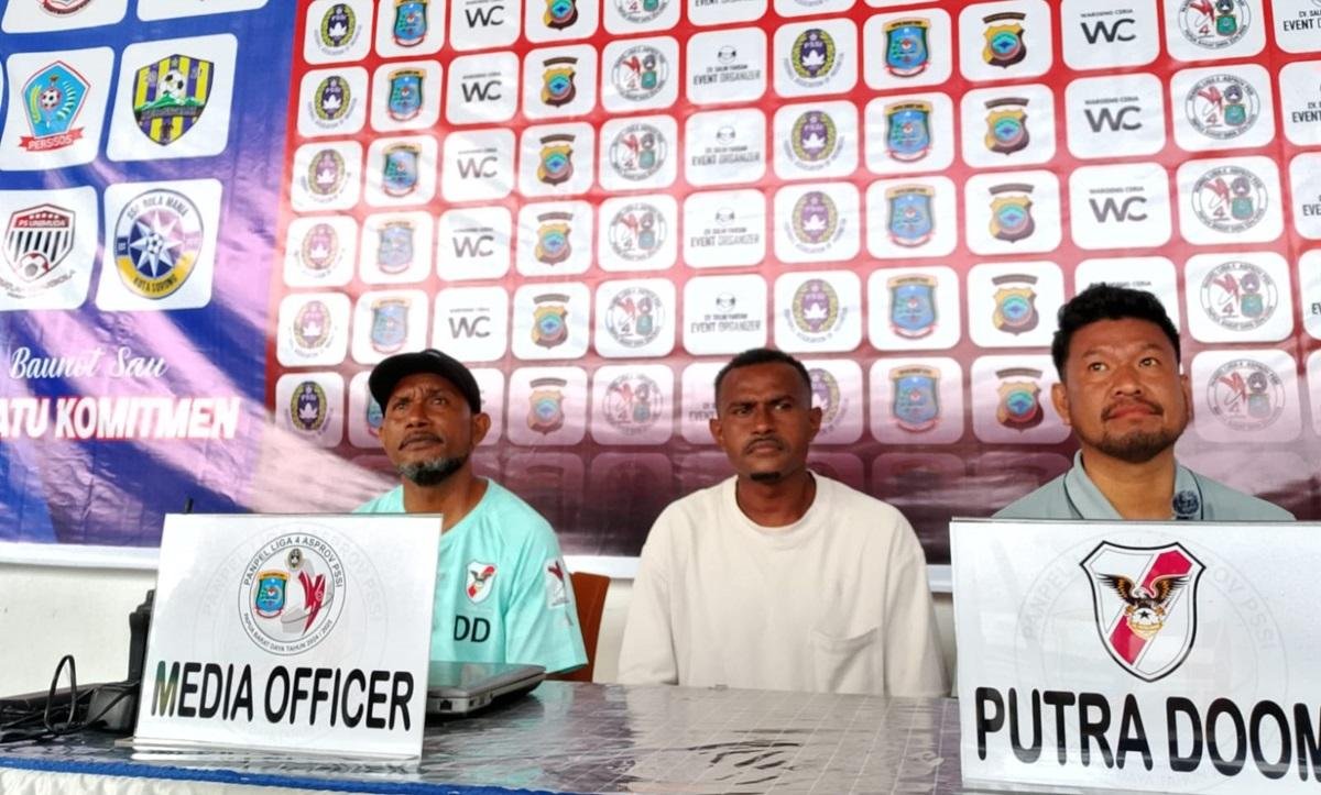 KET: Manajer Putra Doom FC, Rinoldy Rumfeka dan tim memberikan keterangan pers pada Kamis (10/4/2025)Ft.Dony Kumuai