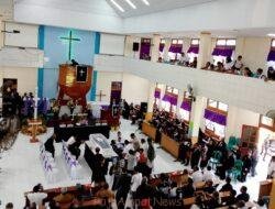 Tangis Jemaat Iringi Kepergian Pdt. Rudolf Kmur, Sosok Gembala yang Setia hingga Akhir