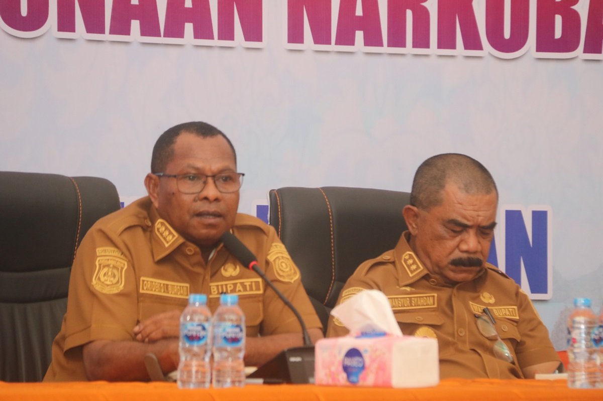 KET: Bupati Raja Ampat, Orideko I. Burdam (kanan) memberi arahan dalam rapat dengan pedagang terkait relokasi pasar Mbilim Kayam di dampingi Wakil Bupati Raja Ampat, Mansyur Syahdan di Aula Dinas Pendidikan, Selasa (15/4/2025)/Foto: Varoq Husain
