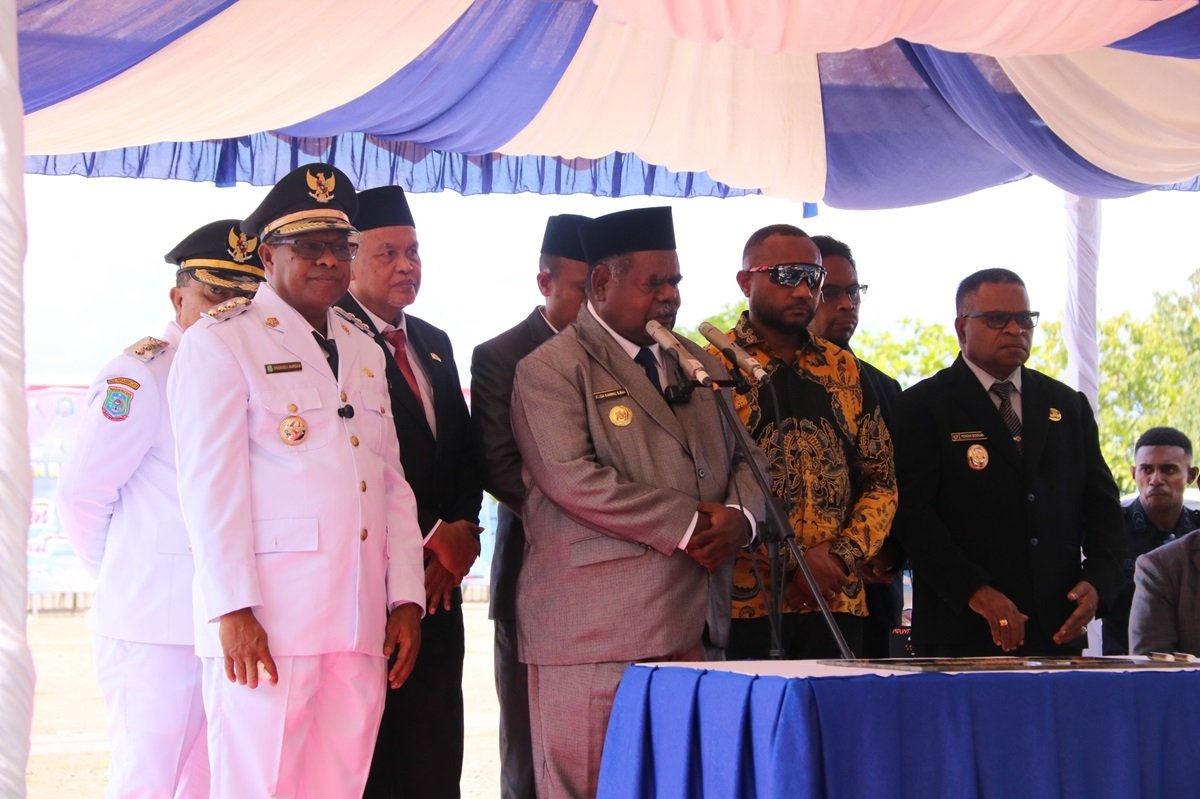 Ket: Gubernur Papua Barat Daya, Elisa Kambu (tengah) memberikan sambutan pada puncak HUT ke-22 Raja Ampat, Jumat (9/5/2025)/Foto. Varuq Husain