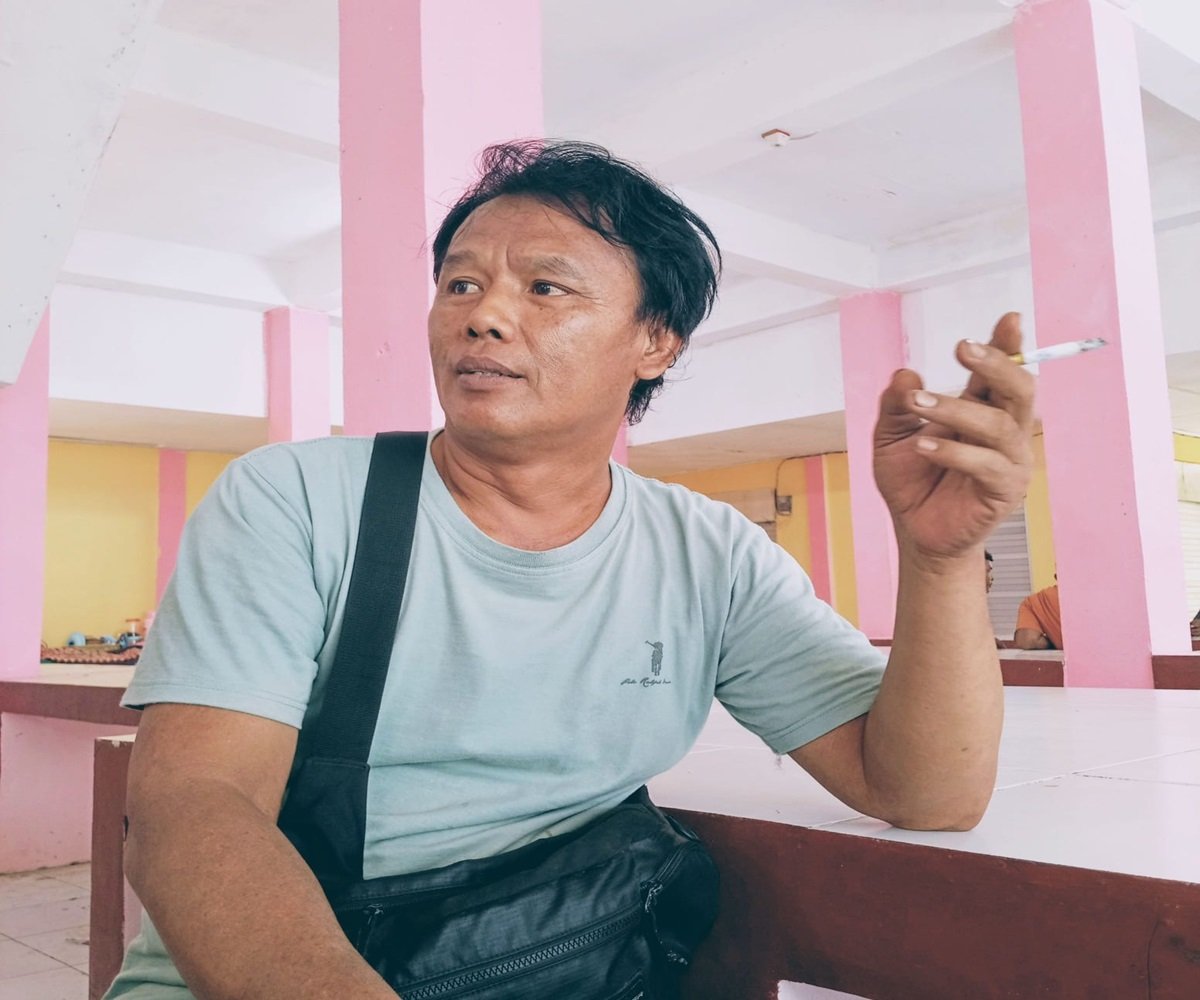 Ket: Sanek, salah seorang pedagang yang mengaku dan merasakan nyamanya berjualan di Pasar Snon Bukor/Foto: Derek Mambrasar