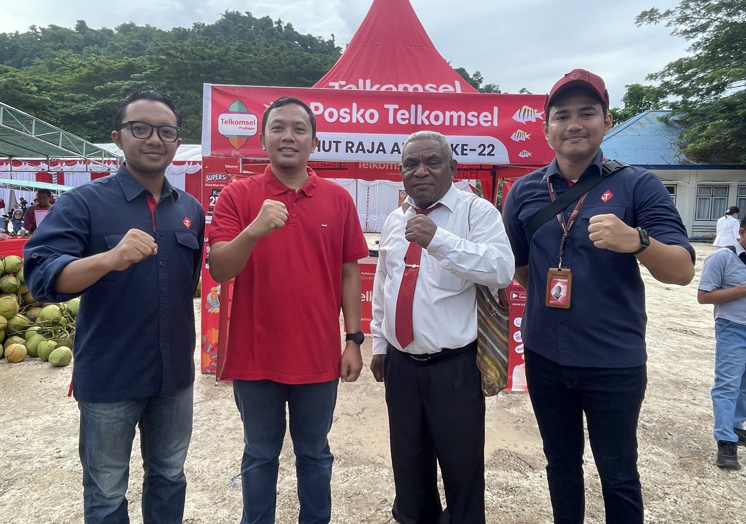 Ket: Manager Mobile Consumer Branch Sorong, PT. Telkomsel Wilayah Papua Barat dan Papua Barat Daya, Himawan Avianto (baju merah), Kadis Kominfo, Frits Feliks Dimara (kemeja putih) dan Crew Telkomsel berkomitmen memperkuat pemenuhan sinyal di beberapa titik di Raja Ampat/Foto: Petrus Rabu