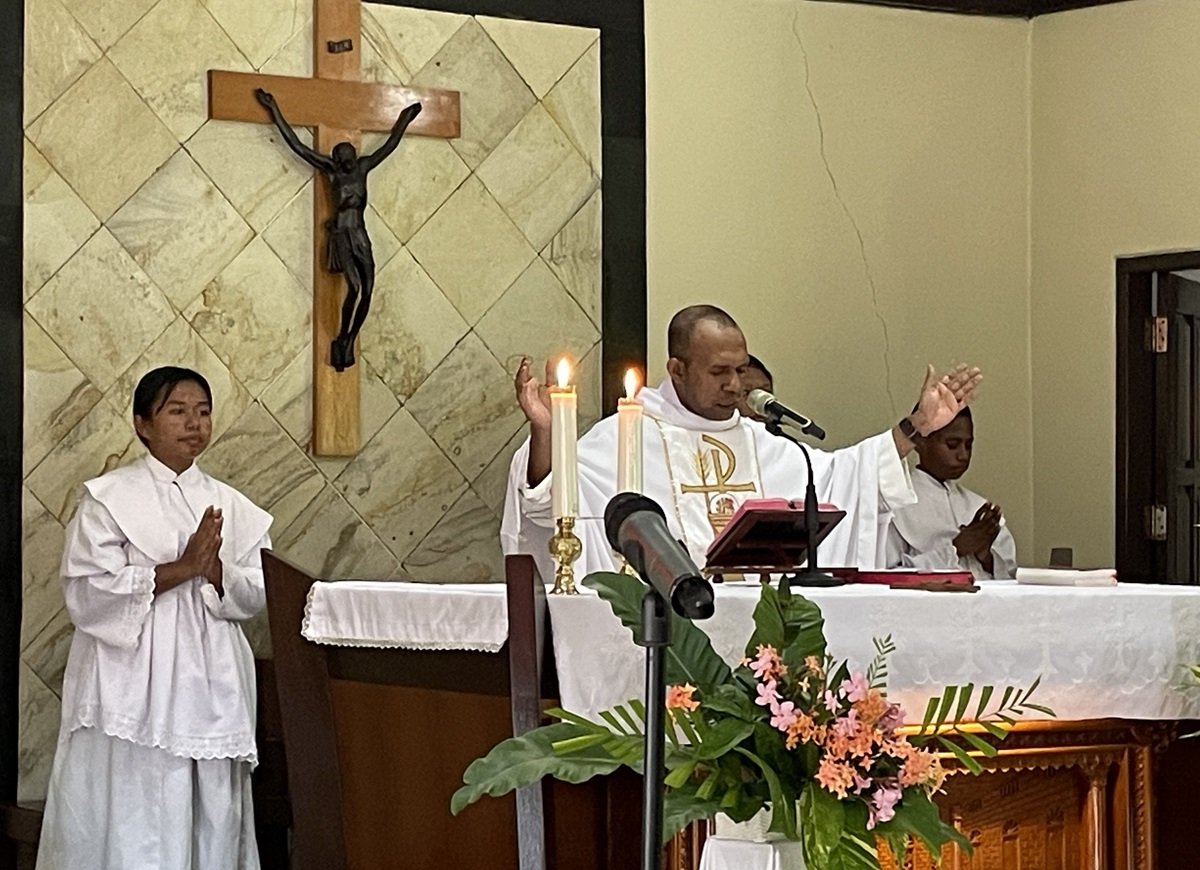 KET: Pastor Martin Hombahomba, Pr memimpin perayaan ekaristi Minggu Paskah V di Gereka Katolik Stasi Sta. Maria Mater Dei-Raja Ampat, Minggu (18/5/2025)/dok.R4News