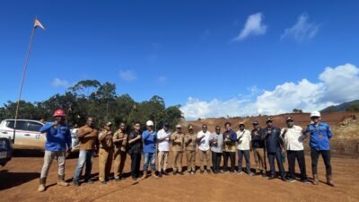 KET: Tim Pemda Raja Ampat dan DPRK meninjau langsung di lokasi aktivitas pertambangan PT. Kawei Sejahtera Mining di Pulau Kawe- Waigeo Barat Raja Ampat, Selasa (27/5/2025)/Foto: Petrus Rabu