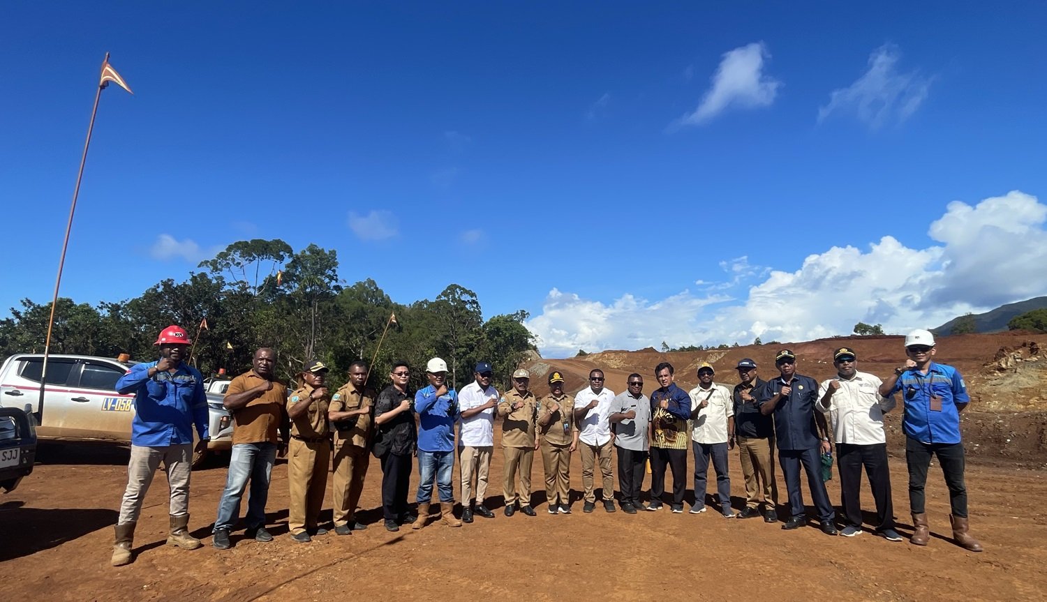 KET: Tim Pemda Raja Ampat dan DPRK meninjau langsung di lokasi aktivitas pertambangan PT. Kawei Sejahtera Mining di Pulau Kawe- Waigeo Barat Raja Ampat, Selasa (27/5/2025)/Foto: Petrus Rabu