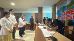 Ket: Bupati Raja Ampat, Orideko Iriano Burdam (baju hitam) menandatangani MoU Kontrak kerja dengan dokter yang akan mengabdi di Raja Ampat, Jumat (23/5/2025)/foto: Petrus Rabu