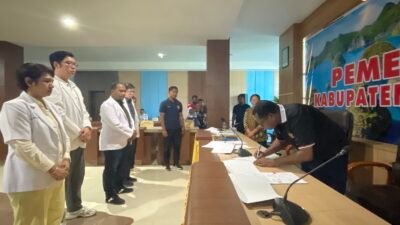 Ket: Bupati Raja Ampat, Orideko Iriano Burdam (baju hitam) menandatangani MoU Kontrak kerja dengan dokter yang akan mengabdi di Raja Ampat, Jumat (23/5/2025)/foto: Petrus Rabu