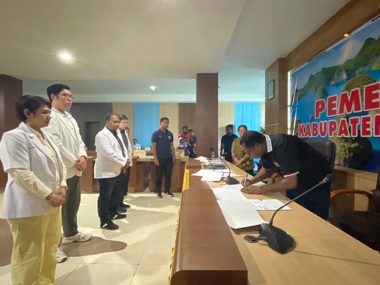 Ket: Bupati Raja Ampat, Orideko Iriano Burdam (baju hitam) menandatangani MoU Kontrak kerja dengan dokter yang akan mengabdi di Raja Ampat, Jumat (23/5/2025)/foto: Petrus Rabu