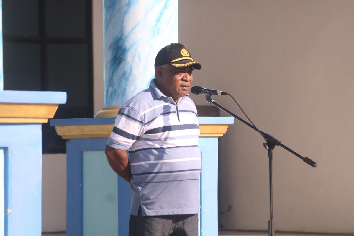 Ket: Kepala Dinas Kominfo, Persandian dan Statistik Raja Ampat, Frits Feliks DImara memberi arahan pada apel rutin ASN Raja Ampat di halaman kantor bupati, Jumat (2/5/2025)/Foto: Varuq Husain