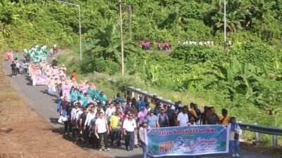 Ket: Ratusan warga Raja Ampat yang dipimpin Bupati dan Forum Komunikasi Pimpinan Daerah melaksanakan jalan santai dari Kompleks Kantor Bupati Raja Ampat ke Pasar Snon Bukor menandai dibukanya rangkaian kegiatan HUT ke-22 Kabupaten Raja Ampat tahun 2025/Foto: Varuq Husain