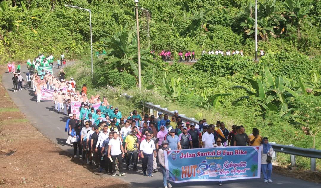 Ket: Ratusan warga Raja Ampat yang dipimpin Bupati dan Forum Komunikasi Pimpinan Daerah melaksanakan jalan santai dari Kompleks Kantor Bupati Raja Ampat ke Pasar Snon Bukor menandai dibukanya rangkaian kegiatan HUT ke-22 Kabupaten Raja Ampat tahun 2025/Foto: Varuq Husain
