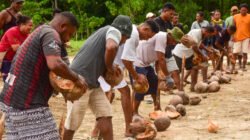Ket: Lomba lewang kepala sebagai salah jenis olahraga trandisional yang dilombakan dalam memeriahkan HUT ke-22 Raja Ampat tahun 2025/Foto: Varuq Husain