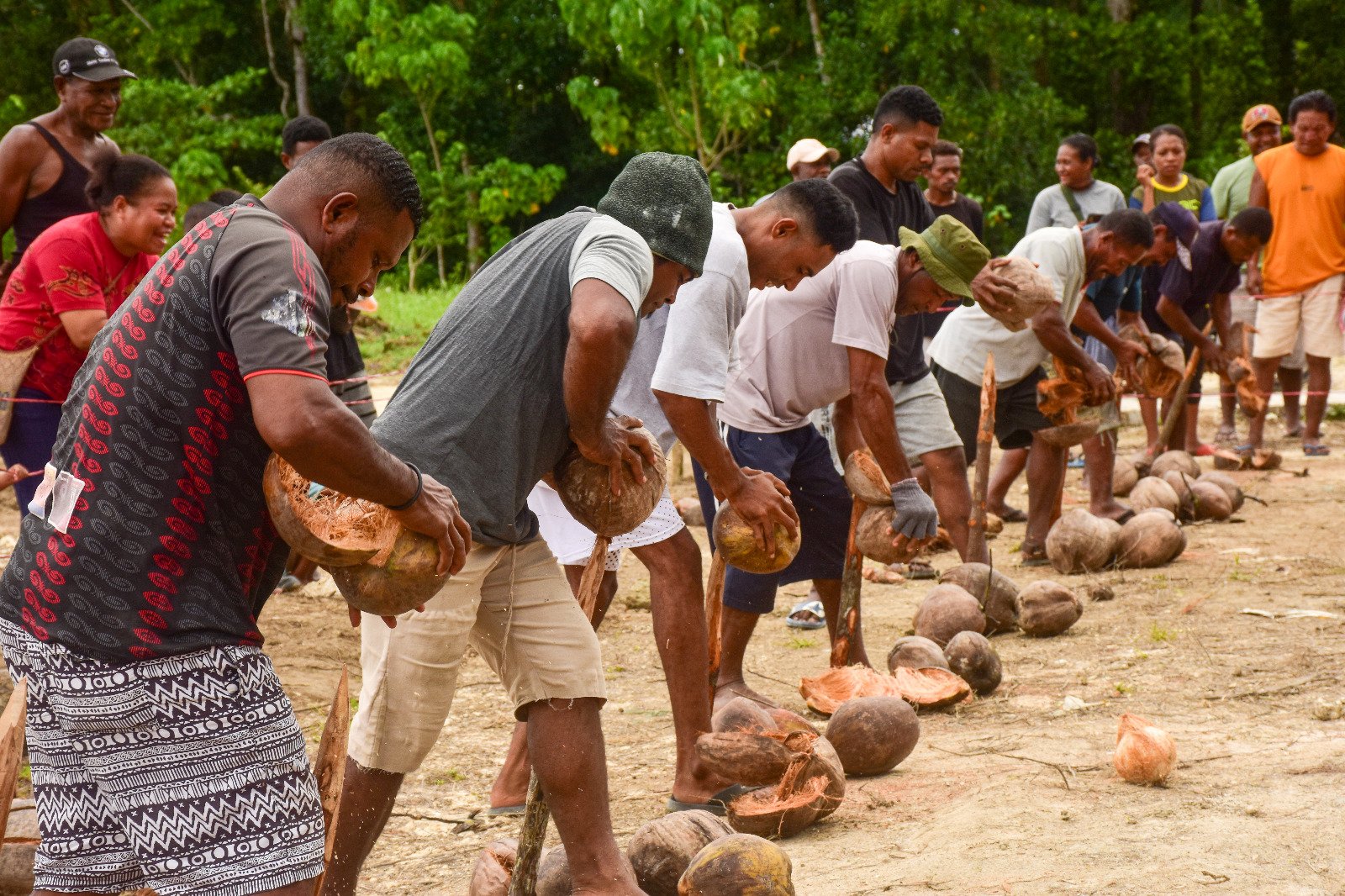 Ket: Lomba lewang kepala sebagai salah jenis olahraga trandisional yang dilombakan dalam memeriahkan HUT ke-22 Raja Ampat tahun 2025/Foto: Varuq Husain