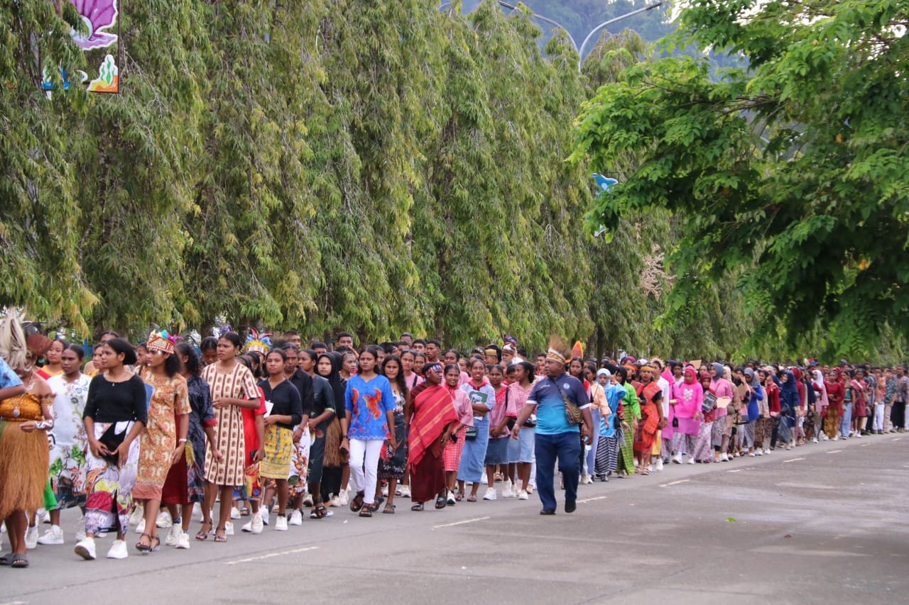 KET: Peserta Karnaval Budaya yang melintasi jalan 30-Kota Waisai-Raja Ampat/Foto: Varoq Husain