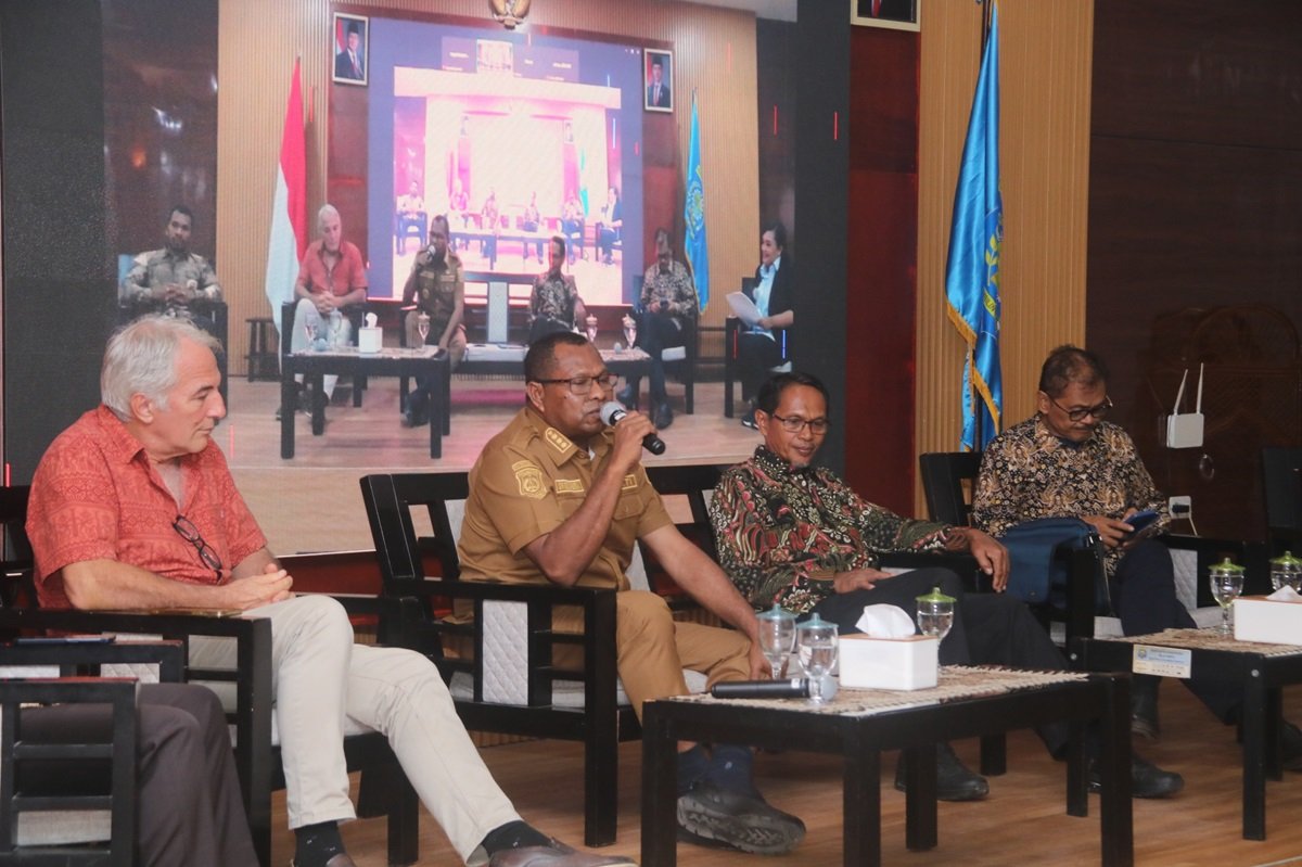 KET: Bupati Raja Ampat, Orideko I. Burdam memaparkan materi dalam Dialog Pembangunan Daerah dalam rangka HUT ke-22 Raja Ampat/Foto: Varuq Husain/MC.Raja Ampat.