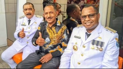 Ket: Penulis, : Joris Stef Omkarsba (tengah) bersama Bupati &Wakil Bupati Raja Ampat/Dok.Narasumber