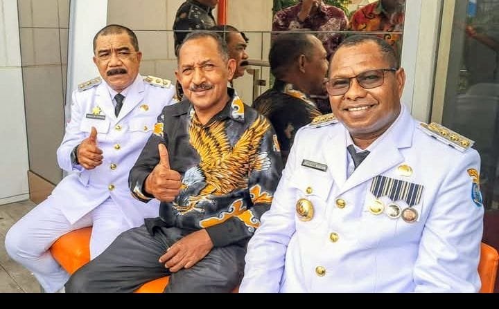 Ket: Penulis, : Joris Stef Omkarsba (tengah) bersama Bupati &Wakil Bupati Raja Ampat/Dok.Narasumber