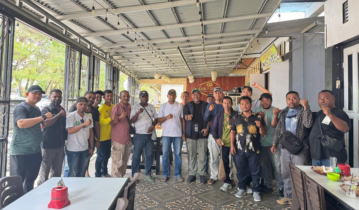 KEt: Kapolres Raja Ampat, AKBP James Oktovianus Tegai, S.I.K (Tengah) foto bersama insan pers di Pantai WTC, Sabtu (10/5/2025)/Foto: JO