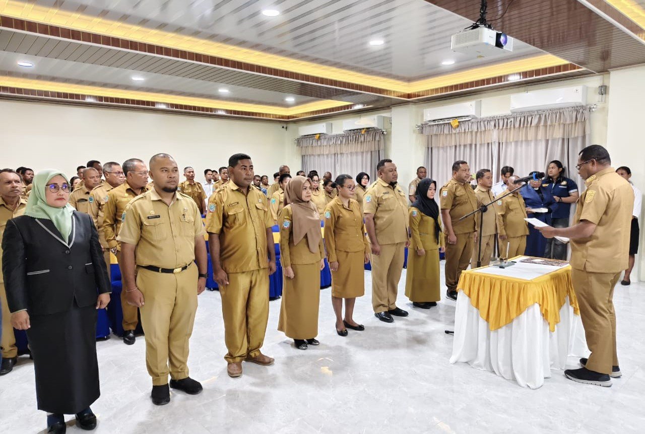 Ket; Bupati Raja Ampat Orideko I Burdam melantik sejumlah pejabat di Lingkungan Pemda Raja Ampat, Senin (19/5/2025)/dok.RajaAmpatNews