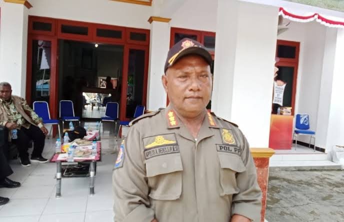 Ket: Kepala Satpol PP Kabupaten Raja Ampat, Apolos Bedes, S.IP., M.Si/Dony Kumuai